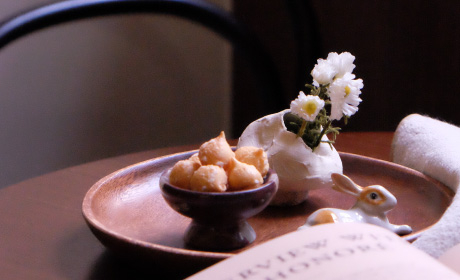 在紅磚牆前，回到外婆家的午後時光